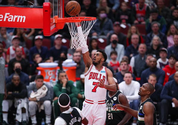CHICAGO, IL - MARCH 04: Chicago Bulls forward Troy Brown Jr. (7) drives to the basket for a layup during a NBA, Basketball Herren, USA game between the Milwaukee Bucks and the Chicago Bulls on March 4, 2022 at the United Center in Chicago, IL. (Photo by Melissa Tamez Icon Sportswire) NBA: MAR 04 Bucks at Bulls Icon22030417