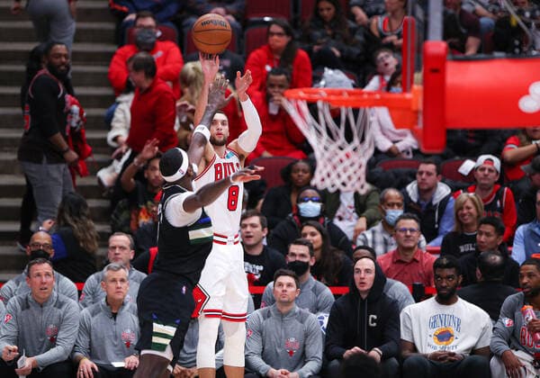 CHICAGO, IL - MARCH 04: Chicago Bulls guard Zach LaVine (8) shoots a three point basket during a NBA, Basketball Herren, USA game between the Milwaukee Bucks and the Chicago Bulls on March 4, 2022 at the United Center in Chicago, IL. (Photo by Melissa Tamez Icon Sportswire) NBA: MAR 04 Bucks at Bulls Icon22030430