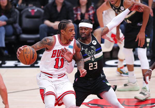CHICAGO, IL - MARCH 04: Milwaukee Bucks guard Wesley Matthews (23) posts up against Chicago Bulls forward DeMar DeRozan (11) during a NBA, Basketball Herren, USA game between the Milwaukee Bucks and the Chicago Bulls on March 4, 2022 at the United Center in Chicago, IL. (Photo by Melissa Tamez Icon Sportswire) NBA: MAR 04 Bucks at Bulls Icon22030431