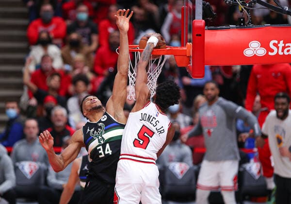 CHICAGO, IL - MARCH 04: Chicago Bulls forward Derrick Jones Jr. (5) slam dunks the ball over Milwaukee Bucks forward Giannis Antetokounmpo (34) during a NBA, Basketball Herren, USA game between the Milwaukee Bucks and the Chicago Bulls on March 4, 2022 at the United Center in Chicago, IL. (Photo by Melissa Tamez Icon Sportswire) NBA: MAR 04 Bucks at Bulls Icon22030435