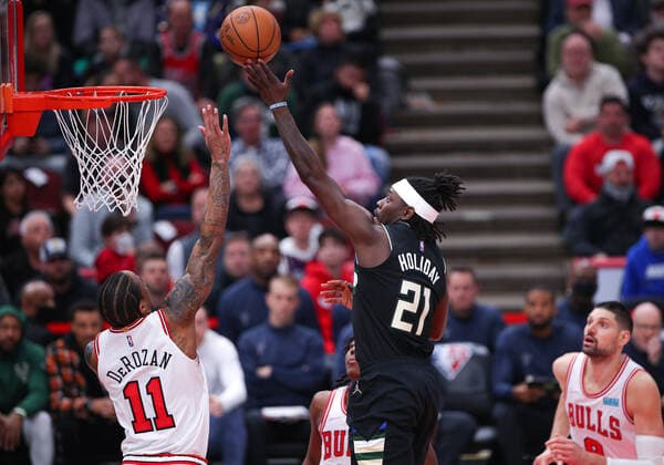 Sport Bilder des Tages CHICAGO, IL - MARCH 04: Milwaukee Bucks guard Jrue Holiday (21) drives to the basket for a layup over Chicago Bulls forward DeMar DeRozan (11) during a NBA, Basketball Herren, USA game between the Milwaukee Bucks and the Chicago Bulls on March 4, 2022 at the United Center in Chicago, IL. (Photo by Melissa Tamez Icon Sportswire) NBA: MAR 04 Bucks at Bulls Icon22030446