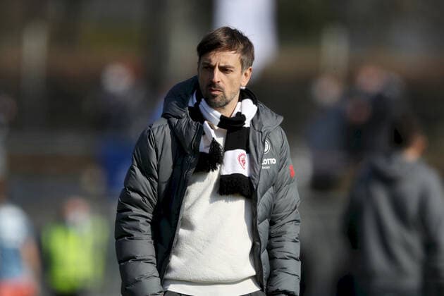 FLYERALARM Frauen-Bundesliga; Eintracht Frankfurt - TSG Hoffenheim; 05.03.2022 Trainer Niko Arnautis (Eintracht Frankfurt) feiert heute sein 100. Frauen-Bundesliga-Spiel, FLYERALARM Frauen-Bundesliga, Eintracht Frankfurt - TSG Hoffenheim, 05.03.2022, Frankfurt am Main, Stadion am Brentanobad Copyright: xBEAUTIFULxSPORTS JulienxChristx