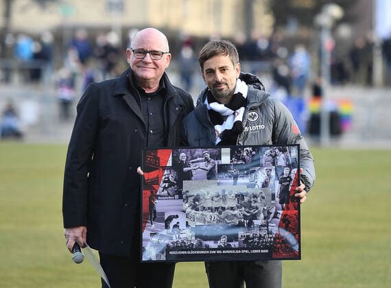 05.03.2022, xhbx, Fussball 1.Bundesliga Damen, Eintracht Frankfurt Frauen - TSG Hoffenheim emspor, v.l. Sportdirektor Siegfried Siggi Dietrich (Eintracht Frankfurt Damen), Trainer Niko Arnautis (Eintracht Frankfurt Damen), Ehrung 100. Spiel für Trainer Niko Arnautis (Eintracht Frankfurt Damen) (DFL DFB REGULATIONS PROHIBIT ANY USE OF PHOTOGRAPHS as IMAGE SEQUENCES and or QUASI-VIDEO) Frankfurt am Main