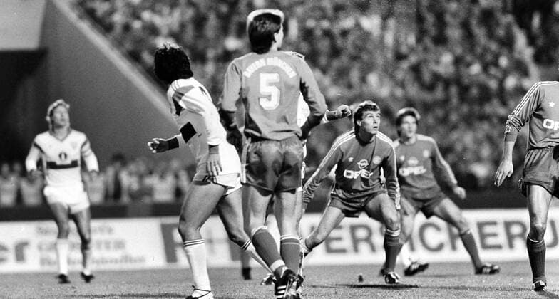09.11.89 VfB Stuttgart - FC Bayern München Deutschland, Stuttgart, 09.11.1989, Fussball, DFB-Pokal, VfB Stuttgart - FC Bayern München (3:0): (VfB Stuttgart). *** 09 11 89 VfB Stuttgart FC Bayern Munich Germany, Stuttgart, 09 11 1989, football, DFB Pokal, VfB Stuttgart FC Bayern Munich 3 0 VfB Stuttgart