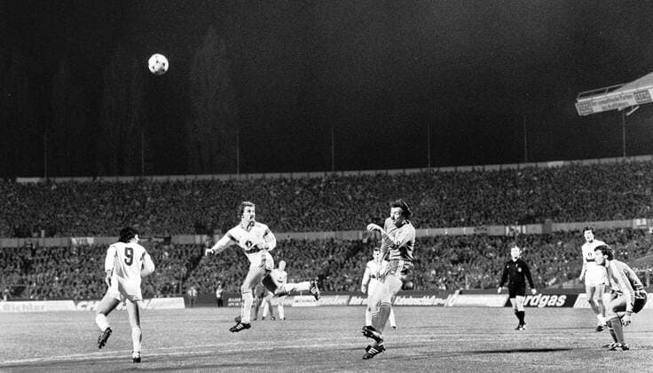 09.11.89 VfB Stuttgart - FC Bayern München Deutschland, Stuttgart, 09.11.1989, Fussball, DFB-Pokal, VfB Stuttgart - FC Bayern München (3:0): v.l. Fritz Walter (VfB Stuttgart), Jürgen Kohler (FC Bayern München). *** 09 11 89 VfB Stuttgart FC Bayern Munich Germany, Stuttgart, 09 11 1989, Football, DFB Pokal, VfB Stuttgart FC Bayern Munich 3 0 v l Fritz Walter VfB Stuttgart , Jürgen Kohler FC Bayern Munich