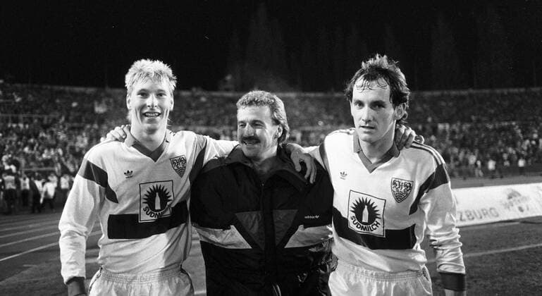 09.11.89 VfB Stuttgart - FC Bayern München Deutschland, Stuttgart, 09.11.1989, Fussball, DFB-Pokal, VfB Stuttgart - FC Bayern München (3:0): v.l. Alexander Strehmel, Fritz Walter, Jürgen Hartmann (alle VfB Stuttgart). *** 09 11 89 VfB Stuttgart FC Bayern München Germany, Stuttgart, 09 11 1989, Football, DFB Pokal, VfB Stuttgart FC Bayern München 3 0 f l Alexander Strehmel, Fritz Walter, Jürgen Hartmann all VfB Stuttgart