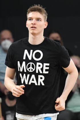 Basketball I Herren I Saison 2021-2022 I BBL I 23. Spieltag I Hamburg Towers - EWE Baskets Oldenburg I 05.03.2022 Justus Hollatz (21, Hamburg Towers) - No more war Hamburg edel-optics.de Arena Hamburg Deutschland Copyright: xLobeca AndreasxHannigx