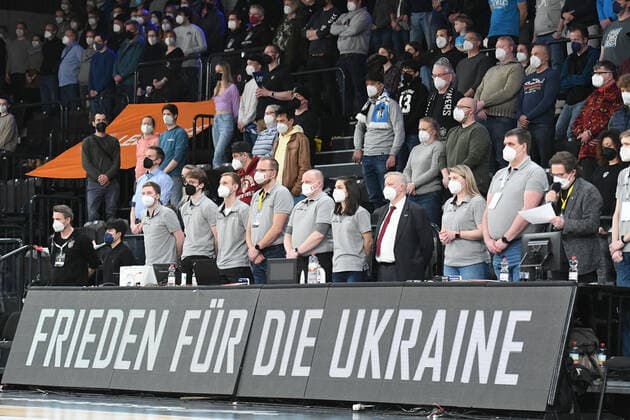 Basketball I Herren I Saison 2021-2022 I BBL I 23. Spieltag I Hamburg Towers - EWE Baskets Oldenburg I 05.03.2022 Frieden für die Ukraine Hamburg edel-optics.de Arena Hamburg Deutschland Copyright: xLobeca AndreasxHannigx
