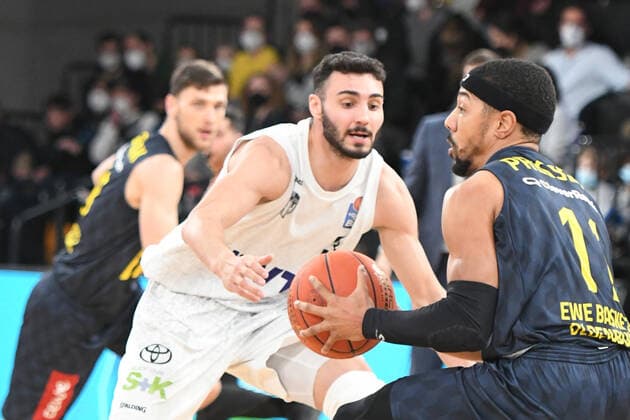 Basketball I Herren I Saison 2021-2022 I BBL I 23. Spieltag I Hamburg Towers - EWE Baskets Oldenburg I 05.03.2022 Maximilian DiLeo (3, Hamburg Towers) gegen Phil Pressey (11, EWE Baskets Oldenburg) Hamburg edel-optics.de Arena Hamburg Deutschland Copyright: xLobeca AndreasxHannigx
