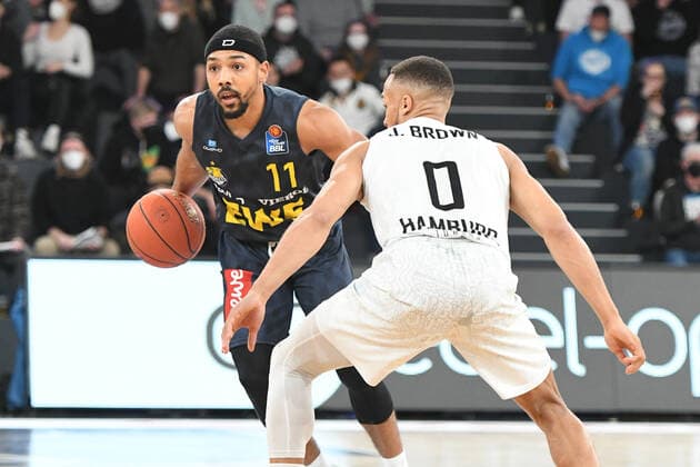 Basketball I Herren I Saison 2021-2022 I BBL I 23. Spieltag I Hamburg Towers - EWE Baskets Oldenburg I 05.03.2022 Phil Pressey (11, EWE Baskets Oldenburg) gegen Jaylon Brown (0, Hamburg Towers) Hamburg edel-optics.de Arena Hamburg Deutschland Copyright: xLobeca AndreasxHannigx