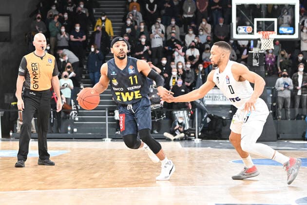 Sport Bilder des Tages Basketball I Herren I Saison 2021-2022 I BBL I 23. Spieltag I Hamburg Towers - EWE Baskets Oldenburg I 05.03.2022 Phil Pressey (11, EWE Baskets Oldenburg) gegen Jaylon Brown (0, Hamburg Towers) Hamburg edel-optics.de Arena Hamburg Deutschland Copyright: xLobeca AndreasxHannigx