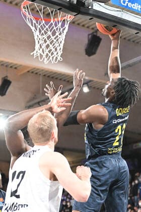 Basketball I Herren I Saison 2021-2022 I BBL I 23. Spieltag I Hamburg Towers - EWE Baskets Oldenburg I 05.03.2022 Tai Odiase (21, EWE Baskets Oldenburg) mit Kunstwurf gegen Seth Hinrichs (12, Hamburg Towers) Hamburg edel-optics.de Arena Hamburg Deutschland Copyright: xLobeca AndreasxHannigx