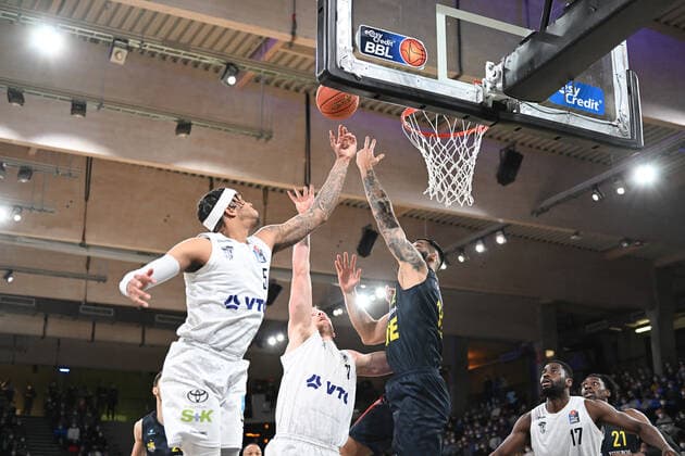 Basketball I Herren I Saison 2021-2022 I BBL I 23. Spieltag I Hamburg Towers - EWE Baskets Oldenburg I 05.03.2022 Caleb Homesley (5, Hamburg Towers) blockt Michal Michalak (20, EWE Baskets Oldenburg) Hamburg edel-optics.de Arena Hamburg Deutschland Copyright: xLobeca AndreasxHannigx