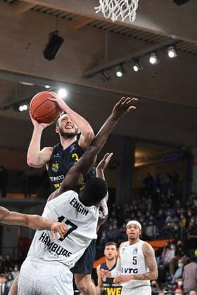 Basketball I Herren I Saison 2021-2022 I BBL I 23. Spieltag I Hamburg Towers - EWE Baskets Oldenburg I 05.03.2022 Max Heidegger (3, EWE Baskets Oldenburg) gegen Eddy Edigin (17, Hamburg Towers) Hamburg edel-optics.de Arena Hamburg Deutschland Copyright: xLobeca AndreasxHannigx