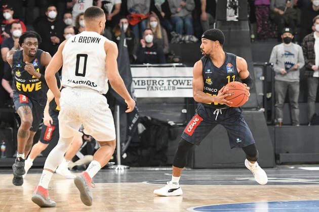 Basketball I Herren I Saison 2021-2022 I BBL I 23. Spieltag I Hamburg Towers - EWE Baskets Oldenburg I 05.03.2022 Phil Pressey (11, EWE Baskets Oldenburg) gegen Jaylon Brown (0, Hamburg Towers) Hamburg edel-optics.de Arena Hamburg Deutschland Copyright: xLobeca AndreasxHannigx