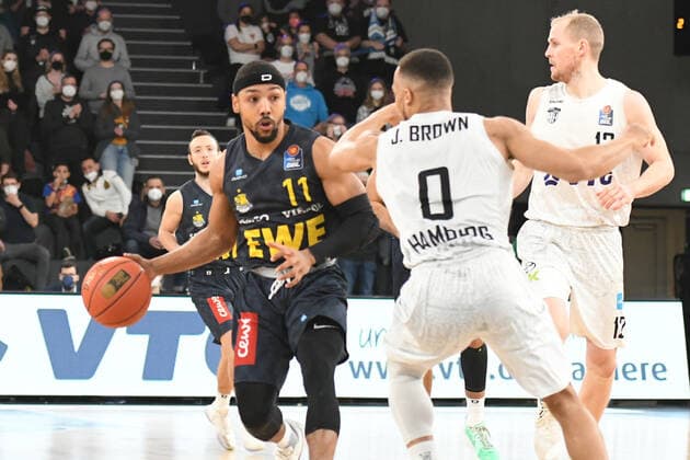Basketball I Herren I Saison 2021-2022 I BBL I 23. Spieltag I Hamburg Towers - EWE Baskets Oldenburg I 05.03.2022 Phil Pressey (11, EWE Baskets Oldenburg) verlädt Jaylon Brown (0, Hamburg Towers) und Seth Hinrichs (12, Hamburg Towers) Hamburg edel-optics.de Arena Hamburg Deutschland Copyright: xLobeca AndreasxHannigx