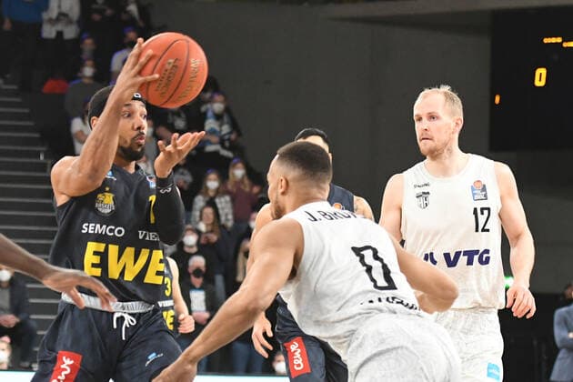 Basketball I Herren I Saison 2021-2022 I BBL I 23. Spieltag I Hamburg Towers - EWE Baskets Oldenburg I 05.03.2022 Phil Pressey (11, EWE Baskets Oldenburg) verlädt Jaylon Brown (0, Hamburg Towers) und Seth Hinrichs (12, Hamburg Towers) Hamburg edel-optics.de Arena Hamburg Deutschland Copyright: xLobeca AndreasxHannigx