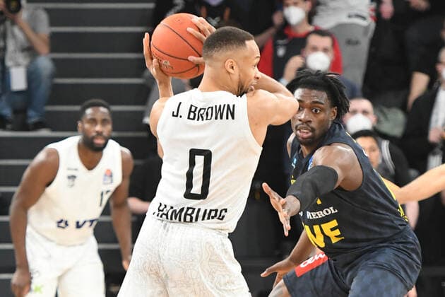 Basketball I Herren I Saison 2021-2022 I BBL I 23. Spieltag I Hamburg Towers - EWE Baskets Oldenburg I 05.03.2022 Jaylon Brown (0, Hamburg Towers) gegen Tai Odiase (21, EWE Baskets Oldenburg) Hamburg edel-optics.de Arena Hamburg Deutschland Copyright: xLobeca AndreasxHannigx