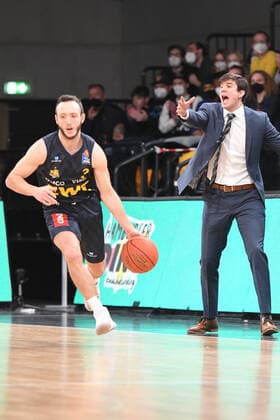 Basketball I Herren I Saison 2021-2022 I BBL I 23. Spieltag I Hamburg Towers - EWE Baskets Oldenburg I 05.03.2022 Max Heidegger (3, EWE Baskets Oldenburg) vorbei an Pedro Calles (Hamburg Towers) Hamburg edel-optics.de Arena Hamburg Deutschland Copyright: xLobeca AndreasxHannigx