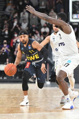 Basketball I Herren I Saison 2021-2022 I BBL I 23. Spieltag I Hamburg Towers - EWE Baskets Oldenburg I 05.03.2022 Phil Pressey (11, EWE Baskets Oldenburg) vorbei an Eddy Edigin (17, Hamburg Towers) Hamburg edel-optics.de Arena Hamburg Deutschland Copyright: xLobeca AndreasxHannigx