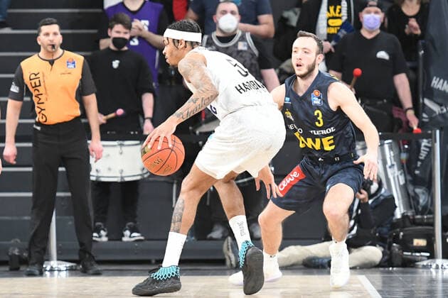 Basketball I Herren I Saison 2021-2022 I BBL I 23. Spieltag I Hamburg Towers - EWE Baskets Oldenburg I 05.03.2022 Caleb Homesley (5, Hamburg Towers) gegen Max Heidegger (3, EWE Baskets Oldenburg) Hamburg edel-optics.de Arena Hamburg Deutschland Copyright: xLobeca AndreasxHannigx