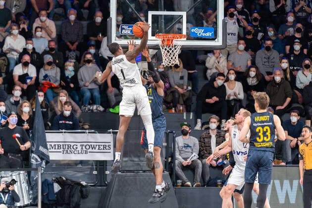 Treffer von Zach Brown (Hamburg Towers 1) Hamburg Towers vs. EWE Baskets Oldenburg, Basketball, Bundesliga, Hauptrunde, Spieltag 23, Saison 2021 2022, 05.03.2022 Marcel von Fehrn Hamburg Towers vs. EWE Baskets Oldenburg, Basketball, Bundesliga, Hauptrunde, Spieltag 23, Saison 2021 2022, 05.03.2022 Hamburg Copyright: xEibnerxPressefoto MarcelxvonxFehrnx EP_MFN