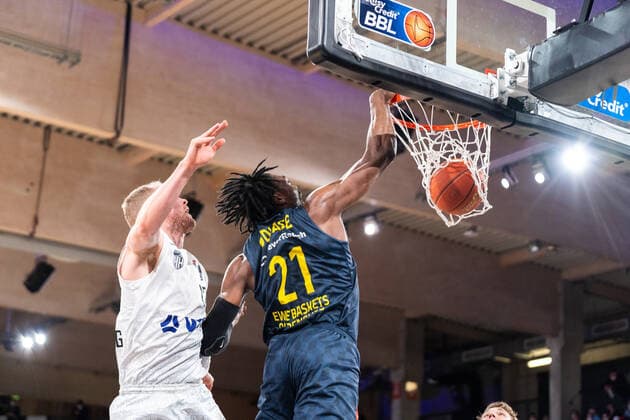 Tai Odiase (EWE Baskets Basketball 21) trifft Hamburg Towers vs. EWE Baskets Oldenburg, Basketball, Bundesliga, Hauptrunde, Spieltag 23, Saison 2021 2022, 05.03.2022 Marcel von Fehrn Hamburg Towers vs. EWE Baskets Oldenburg, Basketball, Bundesliga, Hauptrunde, Spieltag 23, Saison 2021 2022, 05.03.2022 Hamburg Copyright: xEibnerxPressefoto MarcelxvonxFehrnx EP_MFN