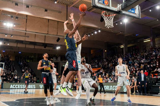 Treffer von Rickey Paulding (EWE Baskets Basketball 23) Hamburg Towers vs. EWE Baskets Oldenburg, Basketball, Bundesliga, Hauptrunde, Spieltag 23, Saison 2021 2022, 05.03.2022 Marcel von Fehrn Hamburg Towers vs. EWE Baskets Oldenburg, Basketball, Bundesliga, Hauptrunde, Spieltag 23, Saison 2021 2022, 05.03.2022 Hamburg Copyright: xEibnerxPressefoto MarcelxvonxFehrnx EP_MFN
