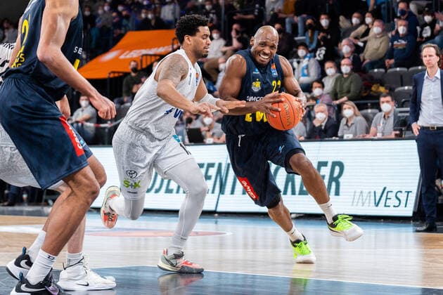 Rickey Paulding (EWE Baskets Basketball 23) gegen Trevon Bluiett (Hamburg Towers 15) Hamburg Towers vs. EWE Baskets Oldenburg, Basketball, Bundesliga, Hauptrunde, Spieltag 23, Saison 2021 2022, 05.03.2022 Marcel von Fehrn Hamburg Towers vs. EWE Baskets Oldenburg, Basketball, Bundesliga, Hauptrunde, Spieltag 23, Saison 2021 2022, 05.03.2022 Hamburg Copyright: xEibnerxPressefoto MarcelxvonxFehrnx EP_MFN