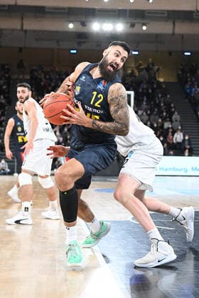 Basketball I Herren I Saison 2021-2022 I BBL I 23. Spieltag I Hamburg Towers - EWE Baskets Oldenburg I 05.03.2022 Martin Breunig (12, EWE Baskets Oldenburg) gegen Seth Hinrichs (12, Hamburg Towers) Hamburg edel-optics.de Arena Hamburg Deutschland Copyright: xLobeca AndreasxHannigx