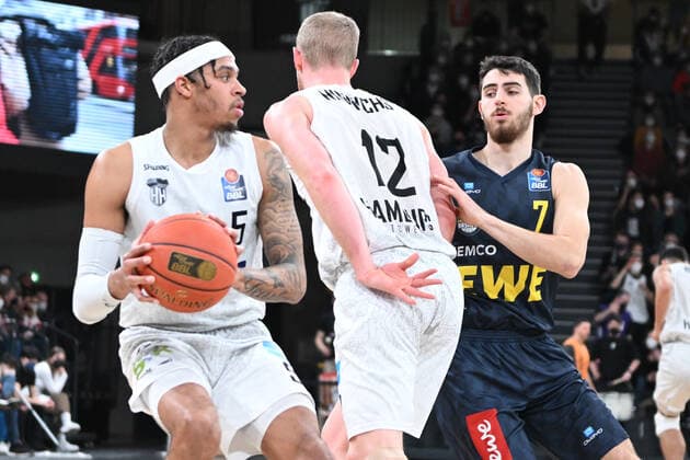 Basketball I Herren I Saison 2021-2022 I BBL I 23. Spieltag I Hamburg Towers - EWE Baskets Oldenburg I 05.03.2022 Caleb Homesley (5, Hamburg Towers) und Seth Hinrichs (12, Hamburg Towers) gegen Sebastian Herrera (7, EWE Baskets Oldenburg) Hamburg edel-optics.de Arena Hamburg Deutschland Copyright: xLobeca AndreasxHannigx