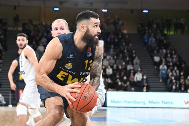 Basketball I Herren I Saison 2021-2022 I BBL I 23. Spieltag I Hamburg Towers - EWE Baskets Oldenburg I 05.03.2022 Martin Breunig (12, EWE Baskets Oldenburg) gegen Seth Hinrichs (12, Hamburg Towers) Hamburg edel-optics.de Arena Hamburg Deutschland Copyright: xLobeca AndreasxHannigx