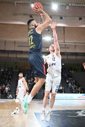 Basketball I Herren I Saison 2021-2022 I BBL I 23. Spieltag I Hamburg Towers - EWE Baskets Oldenburg I 05.03.2022 Martin Breunig (12, EWE Baskets Oldenburg) gegen Seth Hinrichs (12, Hamburg Towers) Hamburg edel-optics.de Arena Hamburg Deutschland Copyright: xLobeca AndreasxHannigx