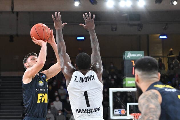 Basketball I Herren I Saison 2021-2022 I BBL I 23. Spieltag I Hamburg Towers - EWE Baskets Oldenburg I 05.03.2022 Michal Michalak (20, EWE Baskets Oldenburg) gegen Zach Brown (1, Hamburg Towers) Hamburg edel-optics.de Arena Hamburg Deutschland Copyright: xLobeca AndreasxHannigx