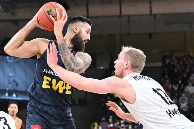 Basketball I Herren I Saison 2021-2022 I BBL I 23. Spieltag I Hamburg Towers - EWE Baskets Oldenburg I 05.03.2022 Martin Breunig (12, EWE Baskets Oldenburg) gegen Seth Hinrichs (12, Hamburg Towers) Hamburg edel-optics.de Arena Hamburg Deutschland Copyright: xLobeca AndreasxHannigx