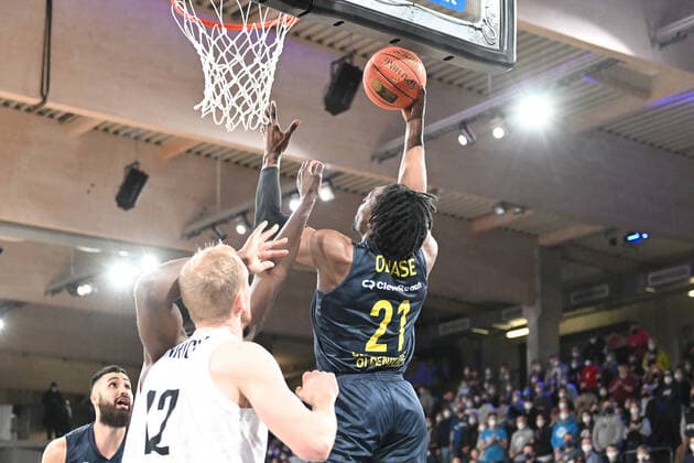 Basketball I Herren I Saison 2021-2022 I BBL I 23. Spieltag I Hamburg Towers - EWE Baskets Oldenburg I 05.03.2022 Tai Odiase (21, EWE Baskets Oldenburg) gegen Seth Hinrichs (12, Hamburg Towers) Hamburg edel-optics.de Arena Hamburg Deutschland Copyright: xLobeca AndreasxHannigx