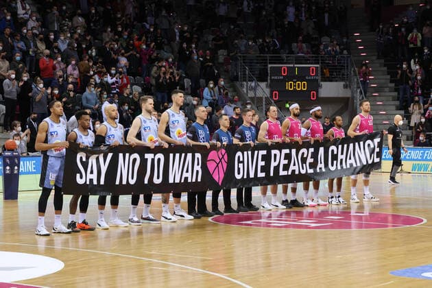 Bonn, Deutschland 05.03.2022, Telekom Dome, Basketball Bundesliga, 23. Spieltag, BBL, Telekom Baskets Bonn vs Hakro Merlins Crailsheim, Banner gegen den Krieg in der Ukraine, give peace a chance.