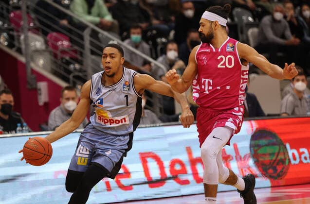 Bonn, Deutschland 05.03.2022, Telekom Dome, Basketball Bundesliga, 23. Spieltag, BBL, Telekom Baskets Bonn vs Hakro Merlins Crailsheim, Jaren Lewis (Crailsheim), Jeremy Morgan (Bonn)