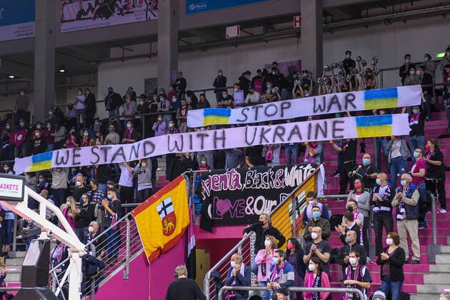 easyCredit BBL, Telekom Baskets Bonn vs. HAKRO Merlins Crailsheim, 05.03.2022 Spruchbanner der Bonner Fans Stop War, we stand with Ukraine , easyCredit BBL, Telekom Baskets Bonn vs. HAKRO Merlins Crailsheim am 05.03.2022 im Telekom Dome Bonn, Bonn (Nordrhein-Westfalen) Copyright: xBEAUTIFULxSPORTS Mueller-Laschetx