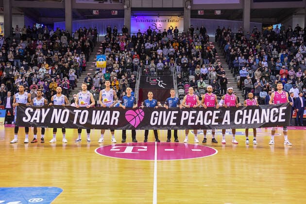 Sport Themen der Woche KW09 Sport Bilder des Tages easyCredit BBL, Telekom Baskets Bonn vs. HAKRO Merlins Crailsheim, 05.03.2022 Vor dem Spiel halten die Starting Five von Bonn und Craisheim ein Spruchbanner Say no to war, give peace a chance , easyCredit BBL, Telekom Baskets Bonn vs. HAKRO Merlins Crailsheim am 05.03.2022 im Telekom Dome Bonn, Bonn (Nordrhein-Westfalen) Copyright: xBEAUTIFULxSPORTS Mueller-Laschetx