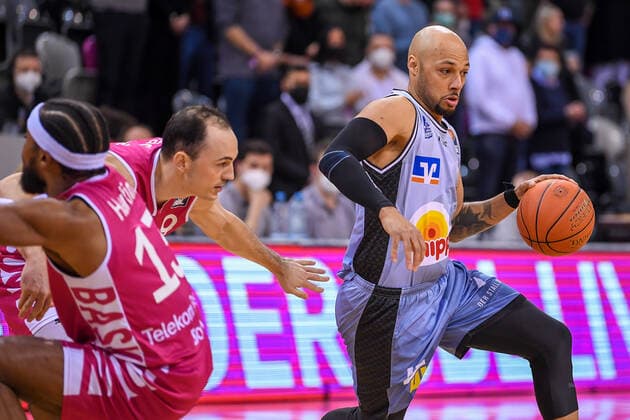 easyCredit BBL, Telekom Baskets Bonn vs. HAKRO Merlins Crailsheim, 05.03.2022 Maurice Stuckey (HAKRO Merlins Crailsheim, 3), Karsten Tadda (Telekom Baskets Bonn, 9), easyCredit BBL, Telekom Baskets Bonn vs. HAKRO Merlins Crailsheim am 05.03.2022 im Telekom Dome Bonn, Bonn (Nordrhein-Westfalen) Copyright: xBEAUTIFULxSPORTS Mueller-Laschetx