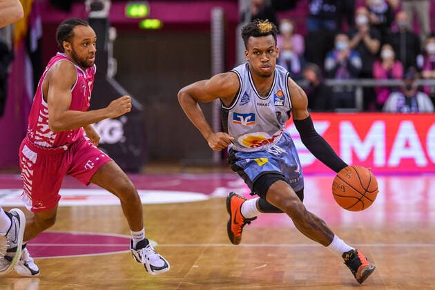 easyCredit BBL, Telekom Baskets Bonn vs. HAKRO Merlins Crailsheim, 05.03.2022 T.J. Shorts (HAKRO Merlins Crailsheim, 0), Parker Jackson-Cartwright (Telekom Baskets Bonn, 33), easyCredit BBL, Telekom Baskets Bonn vs. HAKRO Merlins Crailsheim am 05.03.2022 im Telekom Dome Bonn, Bonn (Nordrhein-Westfalen) Copyright: xBEAUTIFULxSPORTS Mueller-Laschetx