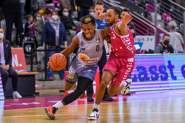 easyCredit BBL, Telekom Baskets Bonn vs. HAKRO Merlins Crailsheim, 05.03.2022 Maurice Stuckey (HAKRO Merlins Crailsheim, 3), Parker Jackson-Cartwright (Telekom Baskets Bonn, 33), easyCredit BBL, Telekom Baskets Bonn vs. HAKRO Merlins Crailsheim am 05.03.2022 im Telekom Dome Bonn, Bonn (Nordrhein-Westfalen) Copyright: xBEAUTIFULxSPORTS Mueller-Laschetx