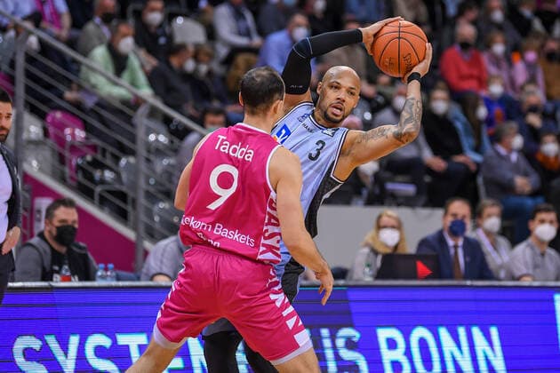 easyCredit BBL, Telekom Baskets Bonn vs. HAKRO Merlins Crailsheim, 05.03.2022 Maurice Stuckey (HAKRO Merlins Crailsheim, 3), Karsten Tadda (Telekom Baskets Bonn, 9), easyCredit BBL, Telekom Baskets Bonn vs. HAKRO Merlins Crailsheim am 05.03.2022 im Telekom Dome Bonn, Bonn (Nordrhein-Westfalen) Copyright: xBEAUTIFULxSPORTS Mueller-Laschetx