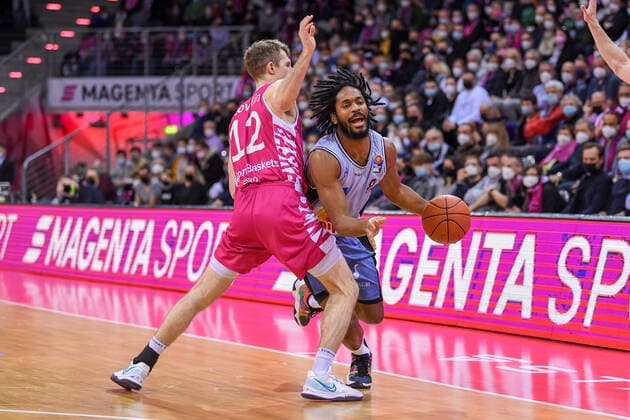 easyCredit BBL, Telekom Baskets Bonn vs. HAKRO Merlins Crailsheim, 05.03.2022 Terrell Harris (HAKRO Merlins Crailsheim, 8), Skyler Bowlin (Telekom Baskets Bonn, 12), easyCredit BBL, Telekom Baskets Bonn vs. HAKRO Merlins Crailsheim am 05.03.2022 im Telekom Dome Bonn, Bonn (Nordrhein-Westfalen) Copyright: xBEAUTIFULxSPORTS Mueller-Laschetx