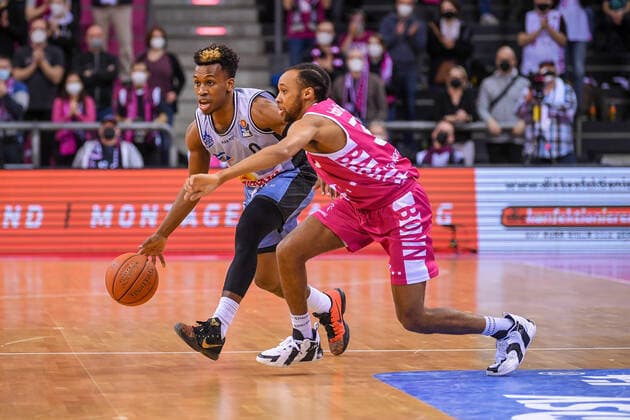easyCredit BBL, Telekom Baskets Bonn vs. HAKRO Merlins Crailsheim, 05.03.2022 T.J. Shorts (HAKRO Merlins Crailsheim, 0), Parker Jackson-Cartwright (Telekom Baskets Bonn, 33), easyCredit BBL, Telekom Baskets Bonn vs. HAKRO Merlins Crailsheim am 05.03.2022 im Telekom Dome Bonn, Bonn (Nordrhein-Westfalen) Copyright: xBEAUTIFULxSPORTS Mueller-Laschetx