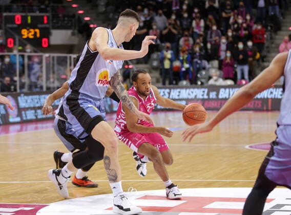 Parker Jackson-Cartwright Telekom Baskets Bonn vs. HAKRO Merlins Crailsheim easyCredit BBL 1. Bundesliga , Saison 2021 2022 , Hauptrunde 23. Spieltag