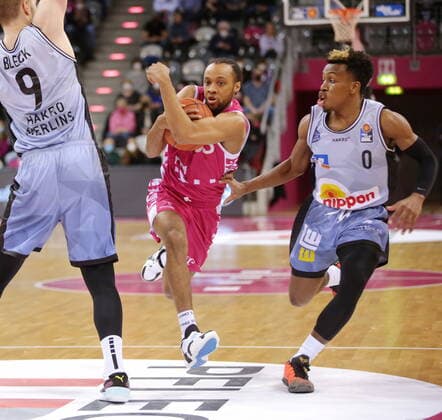 Parker Jackson-Cartwright Telekom Baskets Bonn vs. T. J. Shorts HAKRO Merlins Crailsheim easyCredit BBL 1. Bundesliga , Saison 2021 2022 , Hauptrunde 23. Spieltag