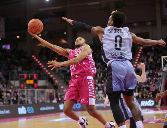 Parker Jackson-Cartwright Telekom Baskets Bonn vs. T. J. Shorts HAKRO Merlins Crailsheim easyCredit BBL 1. Bundesliga , Saison 2021 2022 , Hauptrunde 23. Spieltag