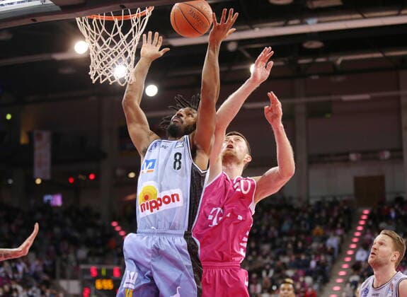 Saulius Kulvietis Telekom Baskets Bonn vs. Terrell Harris HAKRO Merlins Crailsheim easyCredit BBL 1. Bundesliga , Saison 2021 2022 , Hauptrunde 23. Spieltag